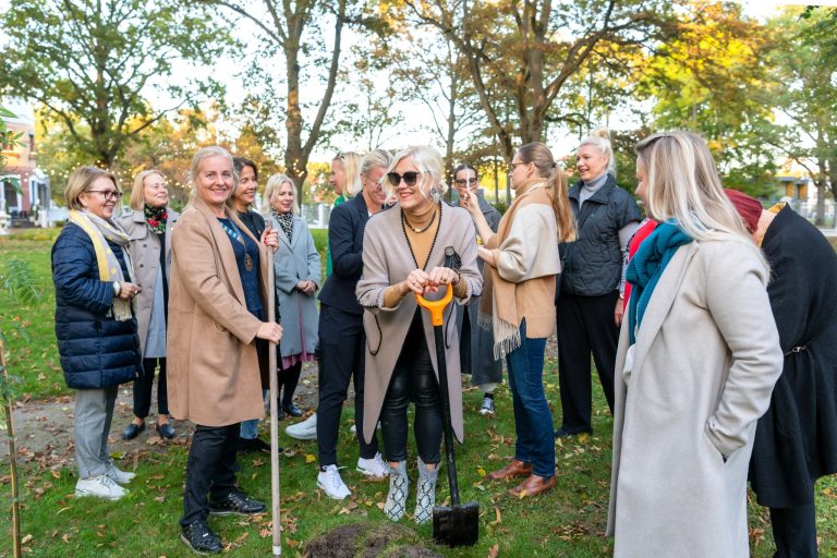 Kingituseks saadud pihlakas sai väärika koha Villa Ammende aias